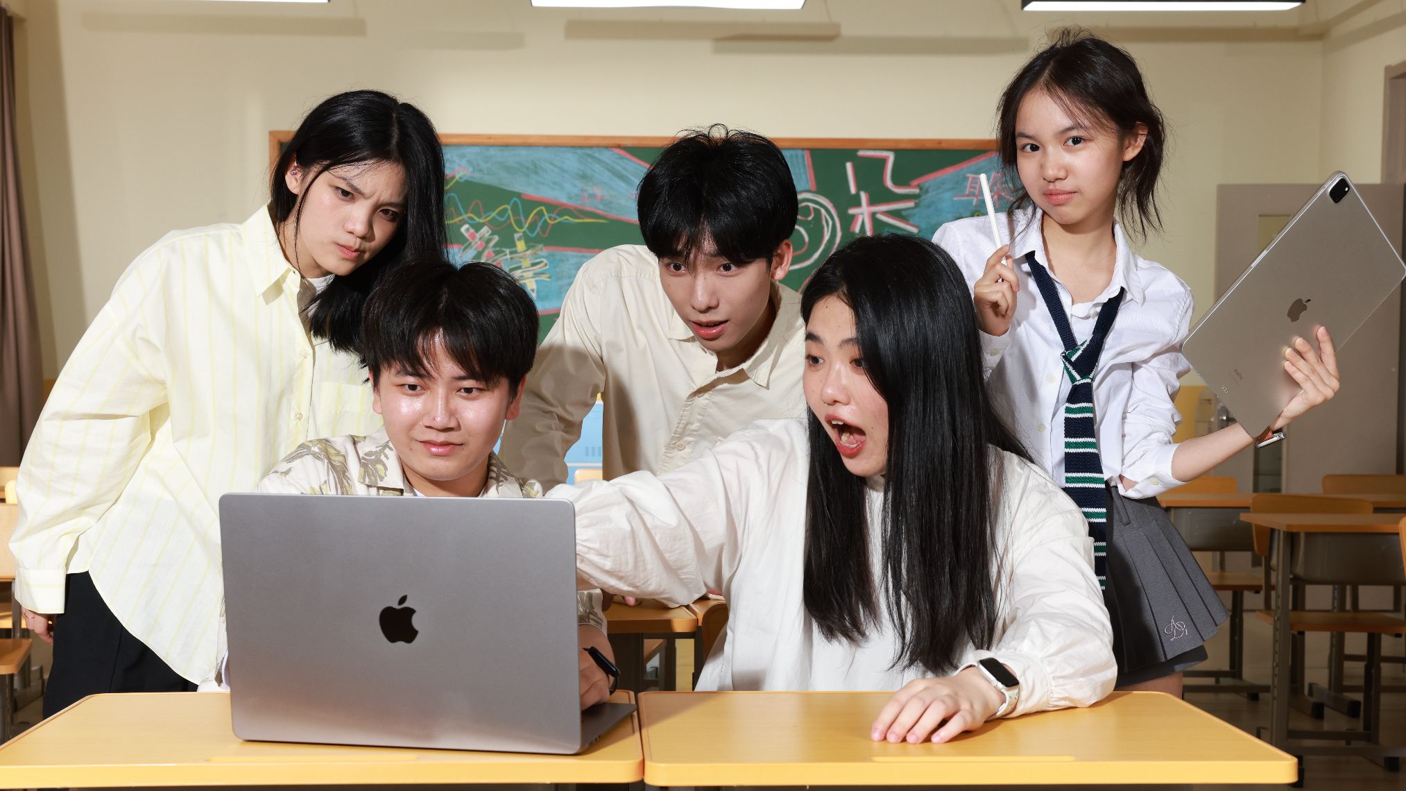 点点记团队在自习室一起用笔记本工作的画面