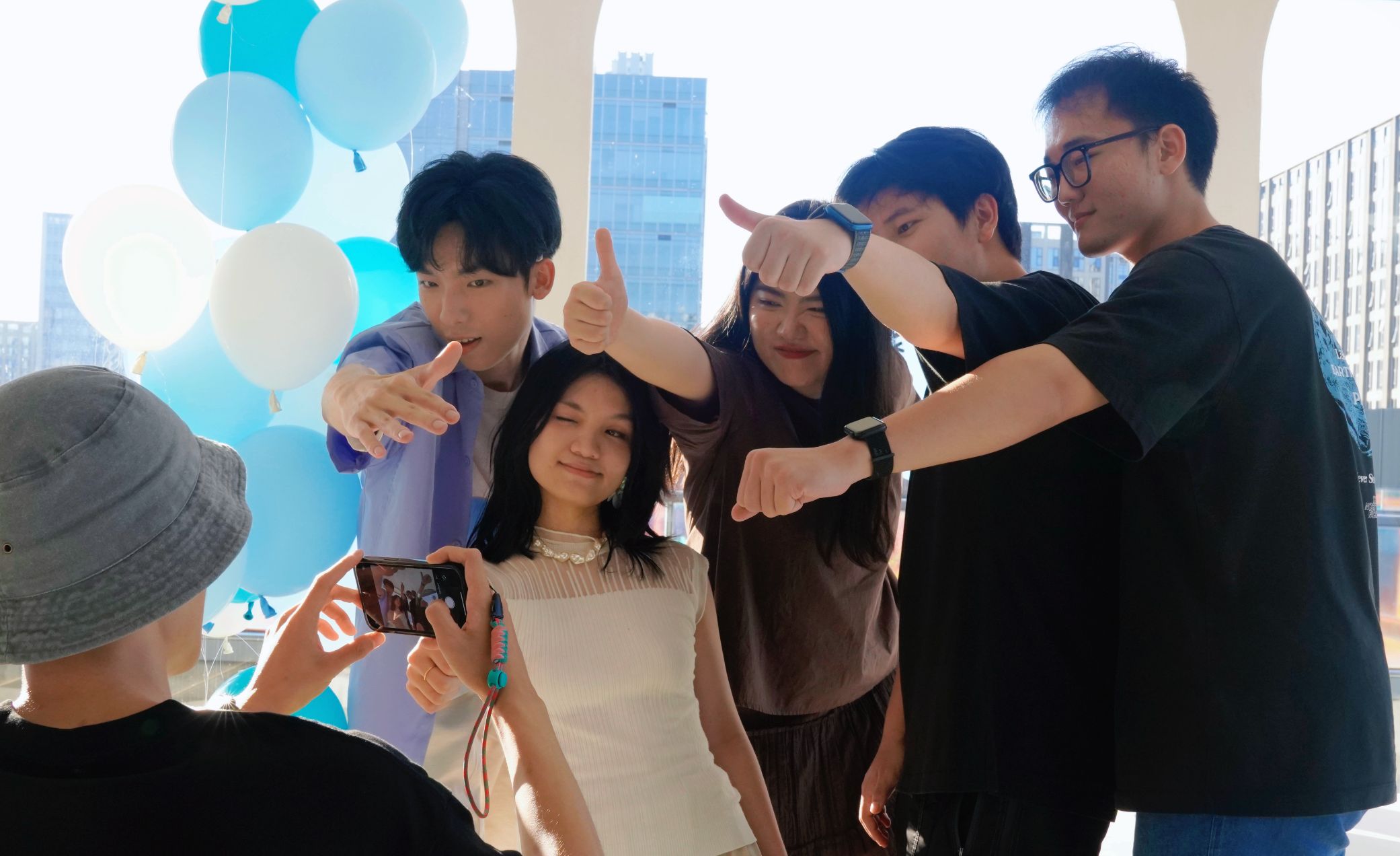 点点记团队在线下发布会上举着气球庆祝的瞬间